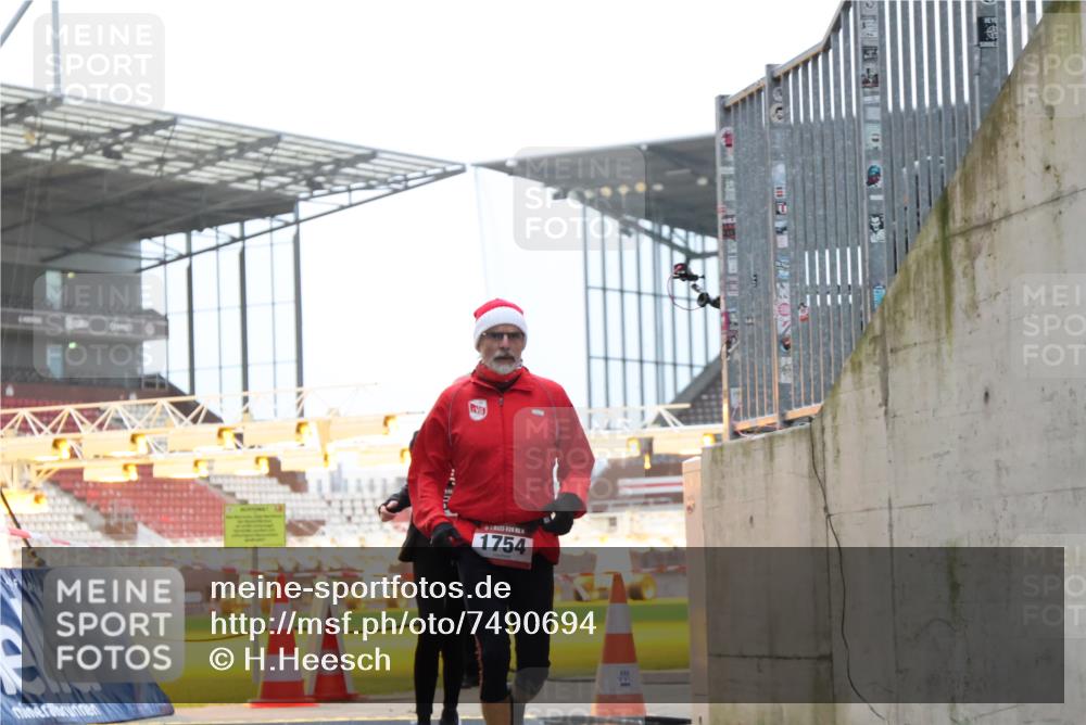 08.12.2024 - St. Pauli X-Mass-Run No. 14 H.Heesch http://msf.ph/oto/7490694 08.12.2024 09:57:04 Ziel 288, 2837, 2839, 3095, 1741, 1754, 2956, 3139 meine-sportfotos.de