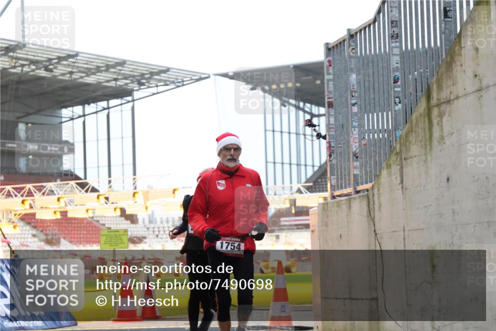 08.12.2024 - St. Pauli X-Mass-Run No. 14 H.Heesch http://msf.ph/oto/7490698 08.12.2024 09:57:04 Ziel 288, 2837, 2839, 3095, 1741, 1754, 2956, 3139 meine-sportfotos.de