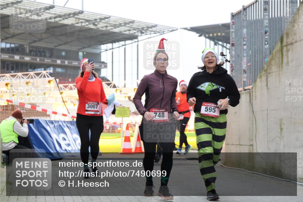 08.12.2024 - St. Pauli X-Mass-Run No. 14 H.Heesch http://msf.ph/oto/7490699 08.12.2024 10:04:53 Ziel 31, 89, 299, 627, 634, 791, 2380, 2382, 2383, 3008, 76, 172, 595, 748, 2485, 2758, 3007 meine-sportfotos.de