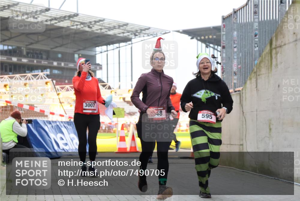 08.12.2024 - St. Pauli X-Mass-Run No. 14 H.Heesch http://msf.ph/oto/7490705 08.12.2024 10:04:53 Ziel 31, 89, 299, 627, 634, 791, 2380, 2382, 2383, 3008, 76, 172, 595, 748, 2485, 2758, 3007 meine-sportfotos.de