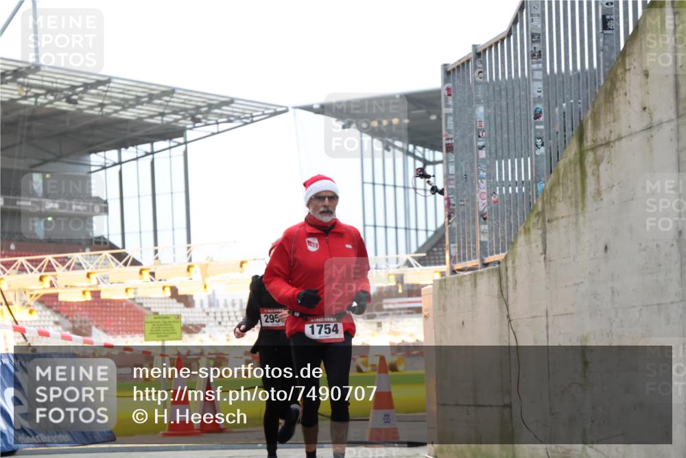08.12.2024 - St. Pauli X-Mass-Run No. 14 H.Heesch http://msf.ph/oto/7490707 08.12.2024 09:57:05 Ziel 288, 2837, 2839, 3095, 1741, 1754, 2956, 3139 meine-sportfotos.de