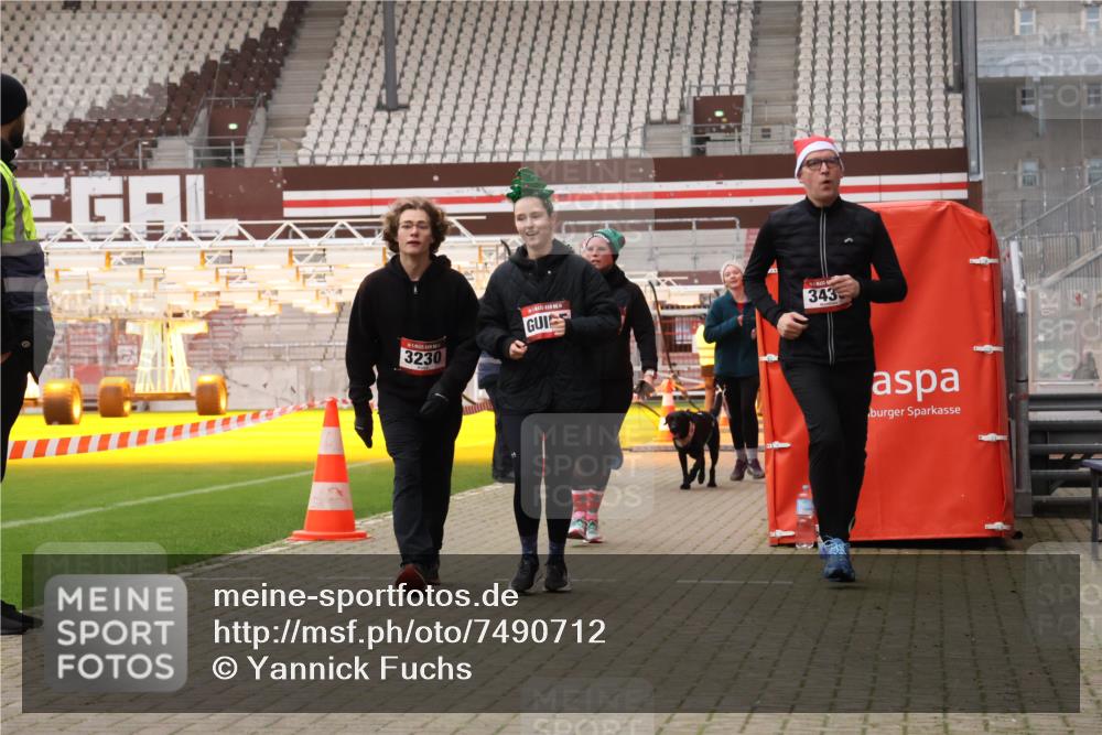 08.12.2024 - St. Pauli X-Mass-Run No. 14 Yannick Fuchs http://msf.ph/oto/7490712 08.12.2024 10:41:38 Ziel 1403, 1404, 1438, 1440, 1752, 1755, 1757, 1760, 2198, 2657, 3230, 3424, 3427, 3436 meine-sportfotos.de