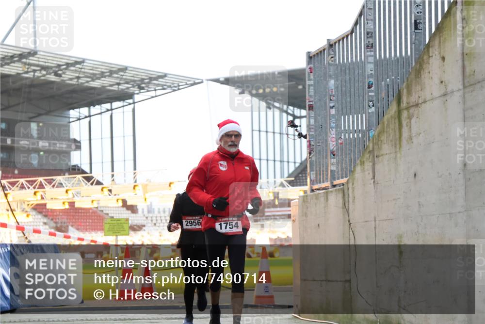 08.12.2024 - St. Pauli X-Mass-Run No. 14 H.Heesch http://msf.ph/oto/7490714 08.12.2024 09:57:05 Ziel 288, 2837, 2839, 3095, 1741, 1754, 2956, 3139 meine-sportfotos.de