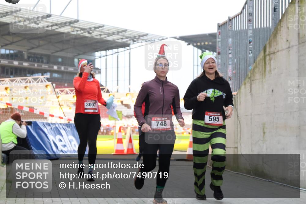 08.12.2024 - St. Pauli X-Mass-Run No. 14 H.Heesch http://msf.ph/oto/7490719 08.12.2024 10:04:53 Ziel 31, 89, 299, 627, 634, 791, 2380, 2382, 2383, 3008, 76, 172, 595, 748, 2485, 2758, 3007 meine-sportfotos.de