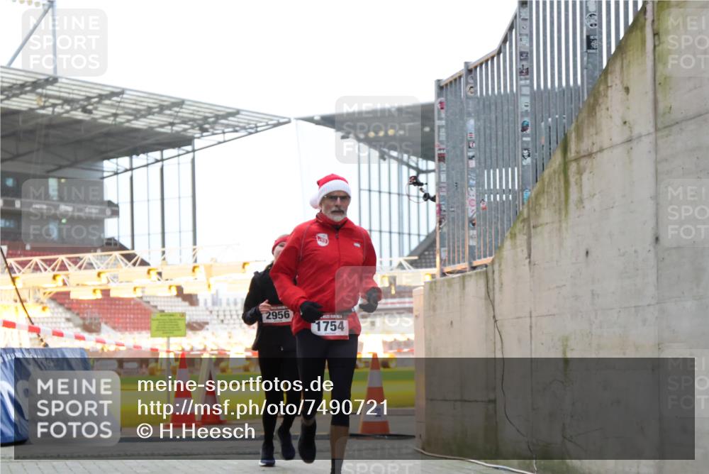 08.12.2024 - St. Pauli X-Mass-Run No. 14 H.Heesch http://msf.ph/oto/7490721 08.12.2024 09:57:05 Ziel 288, 2837, 2839, 3095, 1741, 1754, 2956, 3139 meine-sportfotos.de