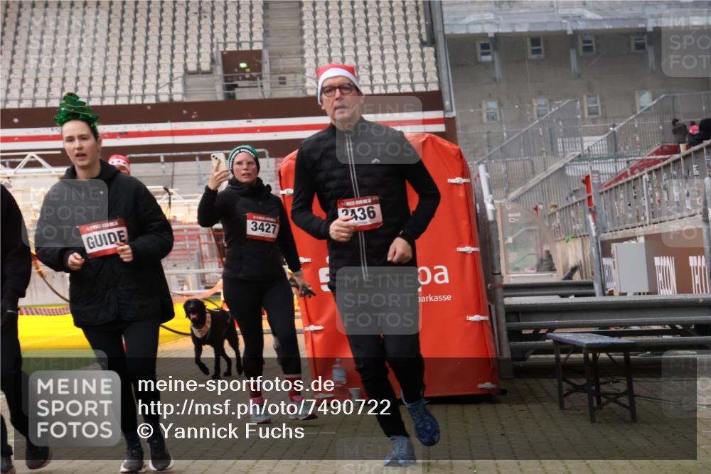 08.12.2024 - St. Pauli X-Mass-Run No. 14 Yannick Fuchs http://msf.ph/oto/7490722 08.12.2024 10:41:40 Ziel 1403, 1404, 1438, 1440, 1752, 1755, 1757, 1760, 2198, 2657, 3230, 3424, 3427, 3436 meine-sportfotos.de