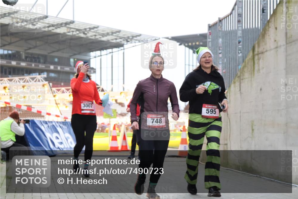 08.12.2024 - St. Pauli X-Mass-Run No. 14 H.Heesch http://msf.ph/oto/7490723 08.12.2024 10:04:53 Ziel 31, 89, 299, 627, 634, 791, 2380, 2382, 2383, 3008, 76, 172, 595, 748, 2485, 2758, 3007 meine-sportfotos.de