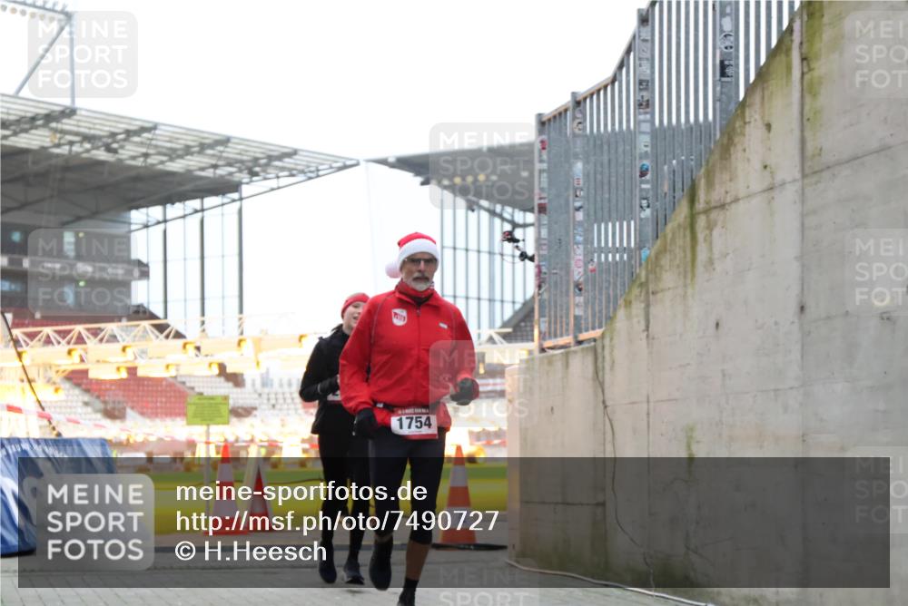 08.12.2024 - St. Pauli X-Mass-Run No. 14 H.Heesch http://msf.ph/oto/7490727 08.12.2024 09:57:05 Ziel 288, 2837, 2839, 3095, 1741, 1754, 2956, 3139 meine-sportfotos.de