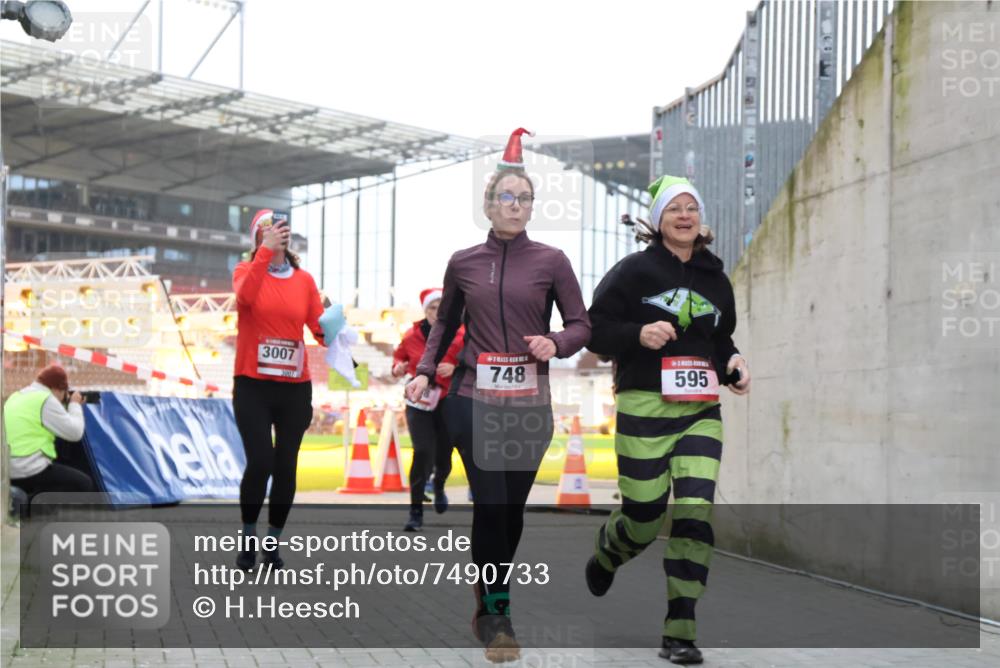 08.12.2024 - St. Pauli X-Mass-Run No. 14 H.Heesch http://msf.ph/oto/7490733 08.12.2024 10:04:53 Ziel 31, 89, 299, 627, 634, 791, 2380, 2382, 2383, 3008, 76, 172, 595, 748, 2485, 2758, 3007 meine-sportfotos.de