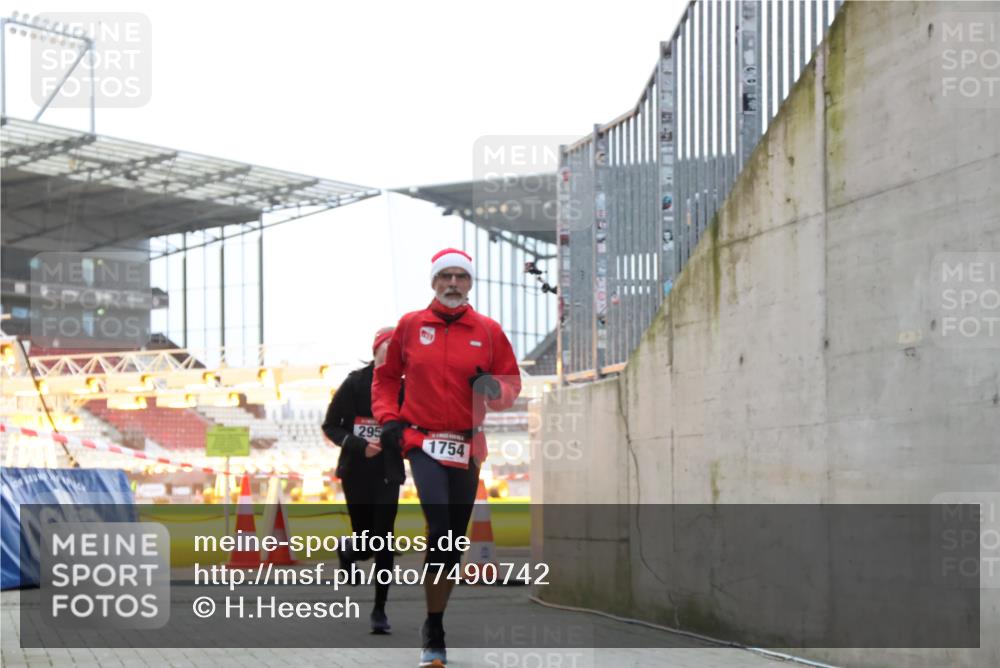 08.12.2024 - St. Pauli X-Mass-Run No. 14 H.Heesch http://msf.ph/oto/7490742 08.12.2024 09:57:05 Ziel 288, 2837, 2839, 3095, 1741, 1754, 2956, 3139 meine-sportfotos.de