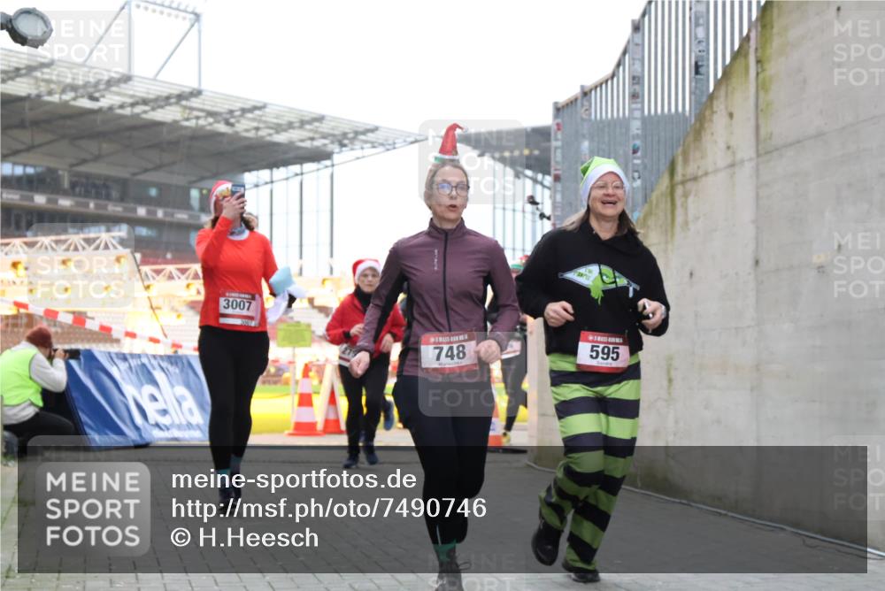 08.12.2024 - St. Pauli X-Mass-Run No. 14 H.Heesch http://msf.ph/oto/7490746 08.12.2024 10:04:54 Ziel 31, 89, 299, 595, 627, 634, 748, 791, 2380, 2382, 2383, 2485, 3008, 76, 172, 595, 748, 2485, 2758, 3007 meine-sportfotos.de