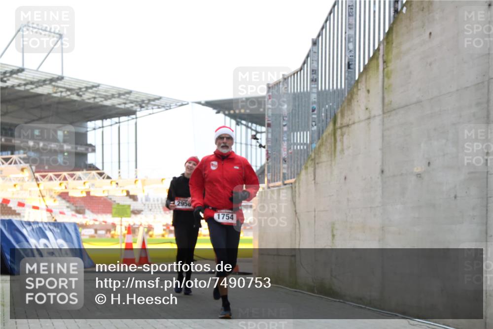 08.12.2024 - St. Pauli X-Mass-Run No. 14 H.Heesch http://msf.ph/oto/7490753 08.12.2024 09:57:05 Ziel 288, 2837, 2839, 3095, 1741, 1754, 2956, 3139 meine-sportfotos.de