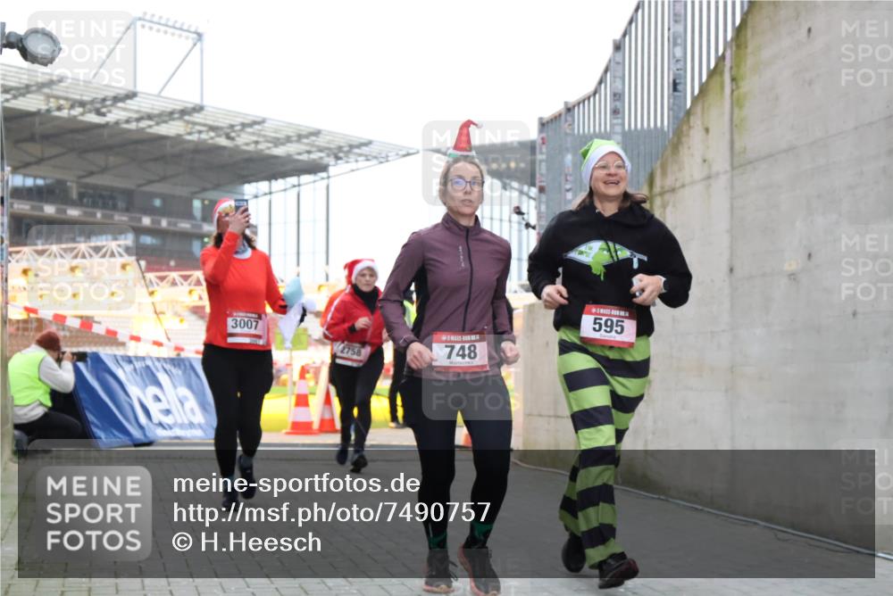 08.12.2024 - St. Pauli X-Mass-Run No. 14 H.Heesch http://msf.ph/oto/7490757 08.12.2024 10:04:54 Ziel 31, 89, 299, 595, 627, 634, 748, 791, 2380, 2382, 2383, 2485, 3008, 76, 172, 595, 748, 2485, 2758, 3007 meine-sportfotos.de