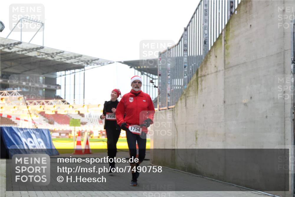 08.12.2024 - St. Pauli X-Mass-Run No. 14 H.Heesch http://msf.ph/oto/7490758 08.12.2024 09:57:05 Ziel 288, 2837, 2839, 3095, 1741, 1754, 2956, 3139 meine-sportfotos.de