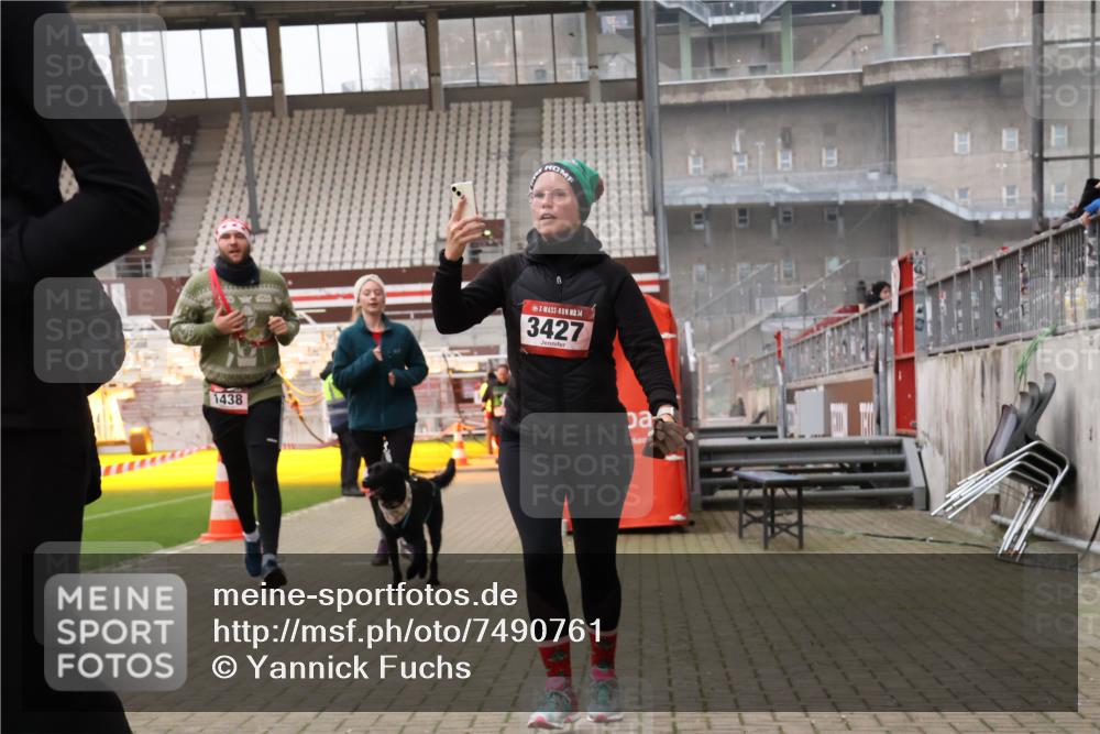 08.12.2024 - St. Pauli X-Mass-Run No. 14 Yannick Fuchs http://msf.ph/oto/7490761 08.12.2024 10:41:43 Ziel 1403, 1404, 1438, 1440, 1752, 1755, 1757, 1760, 2198, 3230, 3424, 3427, 3436 meine-sportfotos.de