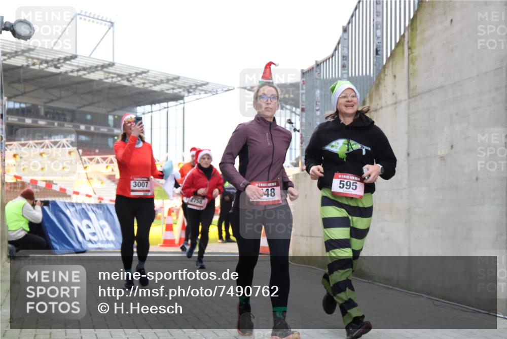 08.12.2024 - St. Pauli X-Mass-Run No. 14 H.Heesch http://msf.ph/oto/7490762 08.12.2024 10:04:54 Ziel 31, 89, 299, 595, 627, 634, 748, 791, 2380, 2382, 2383, 2485, 3008, 76, 172, 595, 748, 2485, 2758, 3007 meine-sportfotos.de