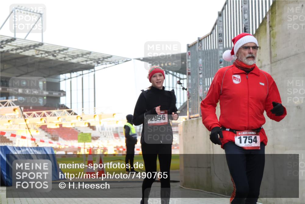 08.12.2024 - St. Pauli X-Mass-Run No. 14 H.Heesch http://msf.ph/oto/7490765 08.12.2024 09:57:06 Ziel 288, 1754, 2837, 2839, 2956, 3095, 1741, 1754, 2956, 3139 meine-sportfotos.de