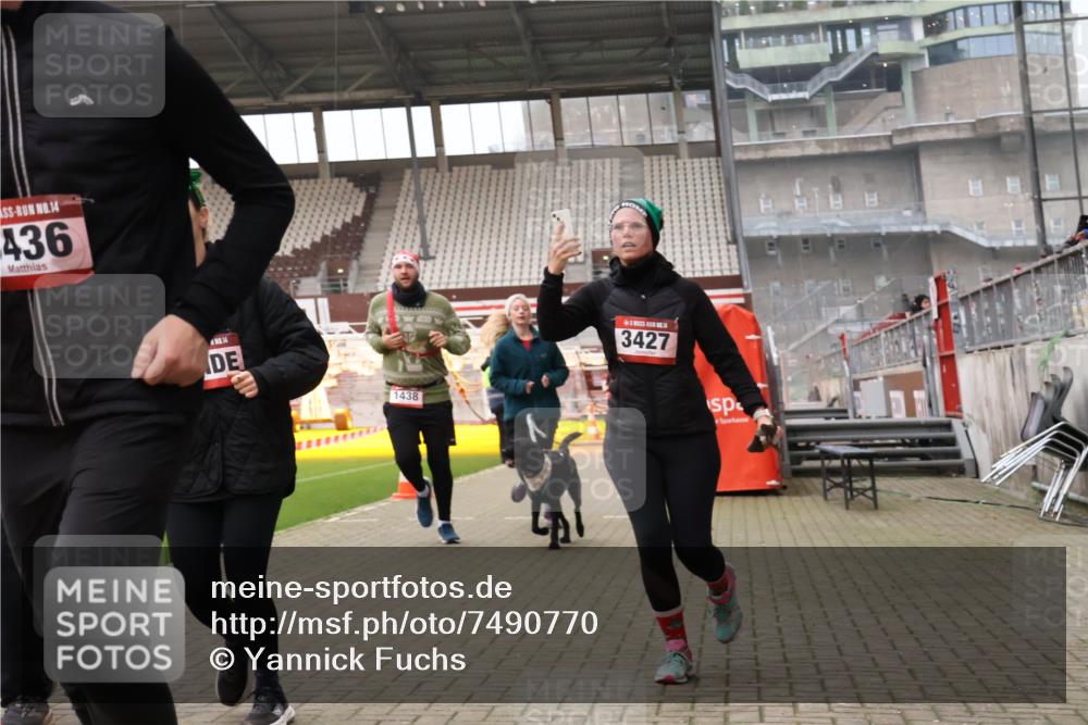 08.12.2024 - St. Pauli X-Mass-Run No. 14 Yannick Fuchs http://msf.ph/oto/7490770 08.12.2024 10:41:44 Ziel 1403, 1404, 1438, 1440, 1752, 1755, 1757, 1760, 2198, 2364, 3230, 3424, 3427, 3436 meine-sportfotos.de