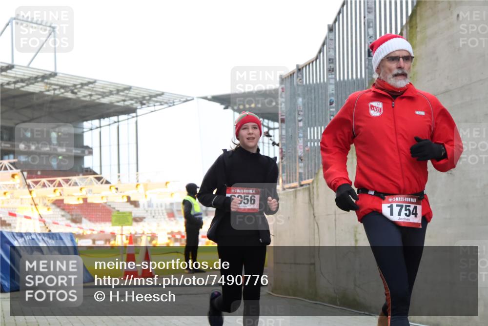 08.12.2024 - St. Pauli X-Mass-Run No. 14 H.Heesch http://msf.ph/oto/7490776 08.12.2024 09:57:06 Ziel 288, 1754, 2837, 2839, 2956, 3095, 1741, 1754, 2956, 3139 meine-sportfotos.de