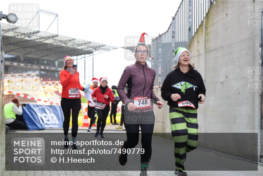 08.12.2024 - St. Pauli X-Mass-Run No. 14 H.Heesch http://msf.ph/oto/7490779 08.12.2024 10:04:54 Ziel 31, 89, 299, 595, 627, 634, 748, 791, 2380, 2382, 2383, 2485, 3008, 76, 172, 595, 748, 2485, 2758, 3007 meine-sportfotos.de