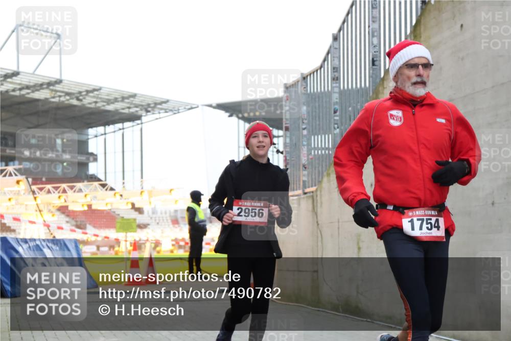 08.12.2024 - St. Pauli X-Mass-Run No. 14 H.Heesch http://msf.ph/oto/7490782 08.12.2024 09:57:06 Ziel 288, 1754, 2837, 2839, 2956, 3095, 1741, 1754, 2956, 3139 meine-sportfotos.de