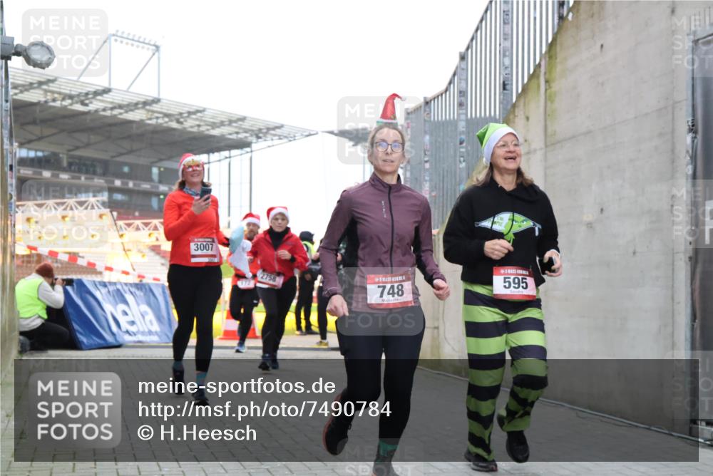 08.12.2024 - St. Pauli X-Mass-Run No. 14 H.Heesch http://msf.ph/oto/7490784 08.12.2024 10:04:54 Ziel 31, 89, 299, 595, 627, 634, 748, 791, 2380, 2382, 2383, 2485, 3008, 76, 172, 595, 748, 2485, 2758, 3007 meine-sportfotos.de