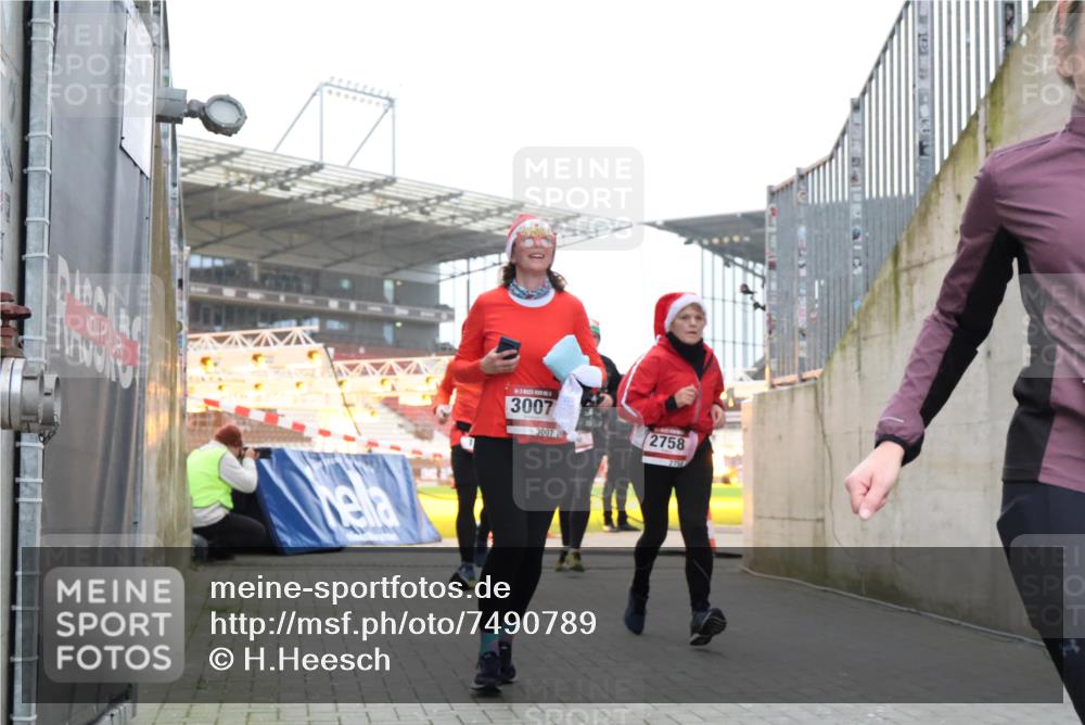 08.12.2024 - St. Pauli X-Mass-Run No. 14 H.Heesch http://msf.ph/oto/7490789 08.12.2024 10:04:55 Ziel 31, 89, 299, 595, 627, 634, 748, 791, 2380, 2382, 2383, 2485, 76, 172, 595, 748, 2485, 2758, 2937, 3007 meine-sportfotos.de