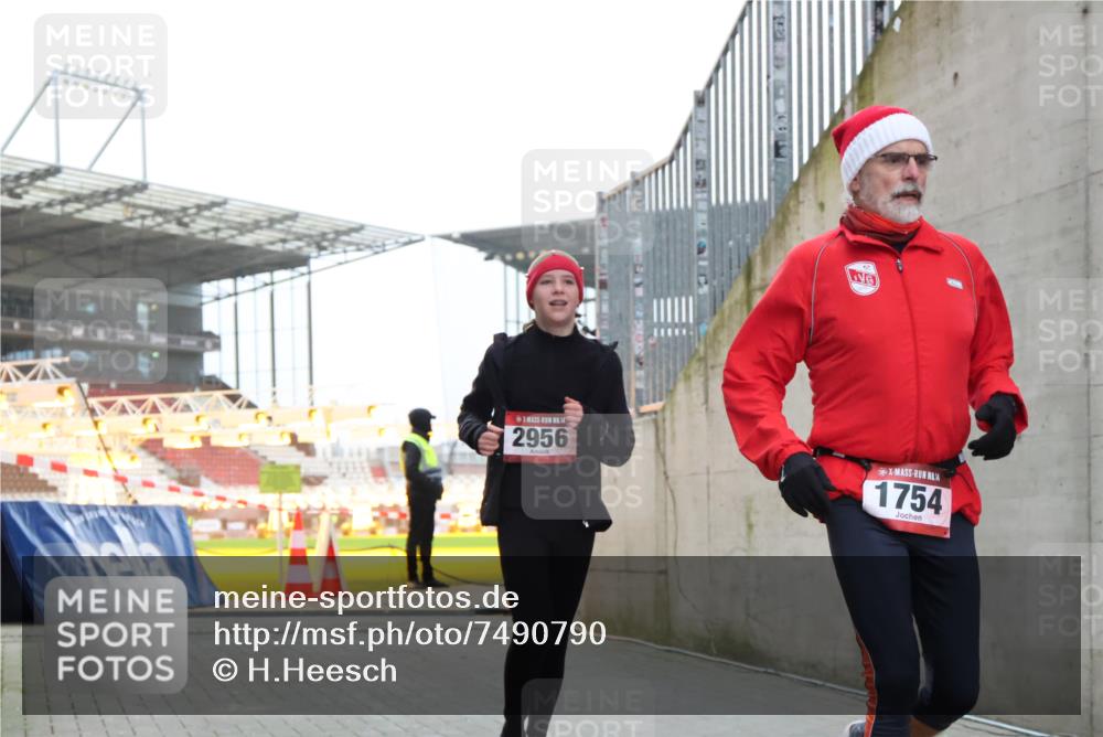 08.12.2024 - St. Pauli X-Mass-Run No. 14 H.Heesch http://msf.ph/oto/7490790 08.12.2024 09:57:06 Ziel 288, 1754, 2837, 2839, 2956, 3095, 1741, 1754, 2956, 3139 meine-sportfotos.de