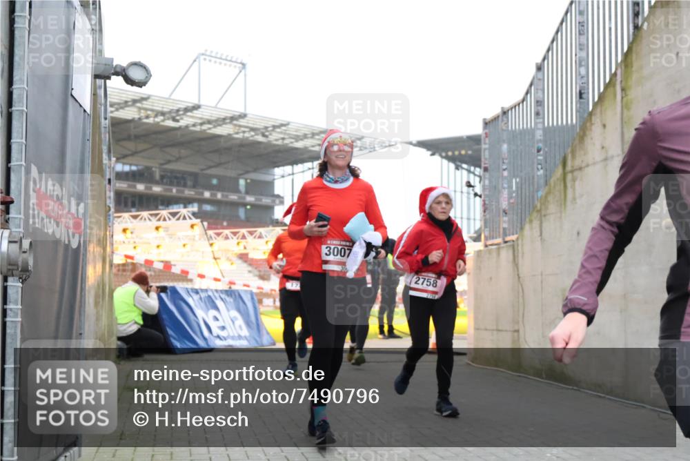 08.12.2024 - St. Pauli X-Mass-Run No. 14 H.Heesch http://msf.ph/oto/7490796 08.12.2024 10:04:55 Ziel 31, 89, 299, 595, 627, 634, 748, 791, 2380, 2382, 2383, 2485, 76, 172, 595, 748, 2485, 2758, 2937, 3007 meine-sportfotos.de