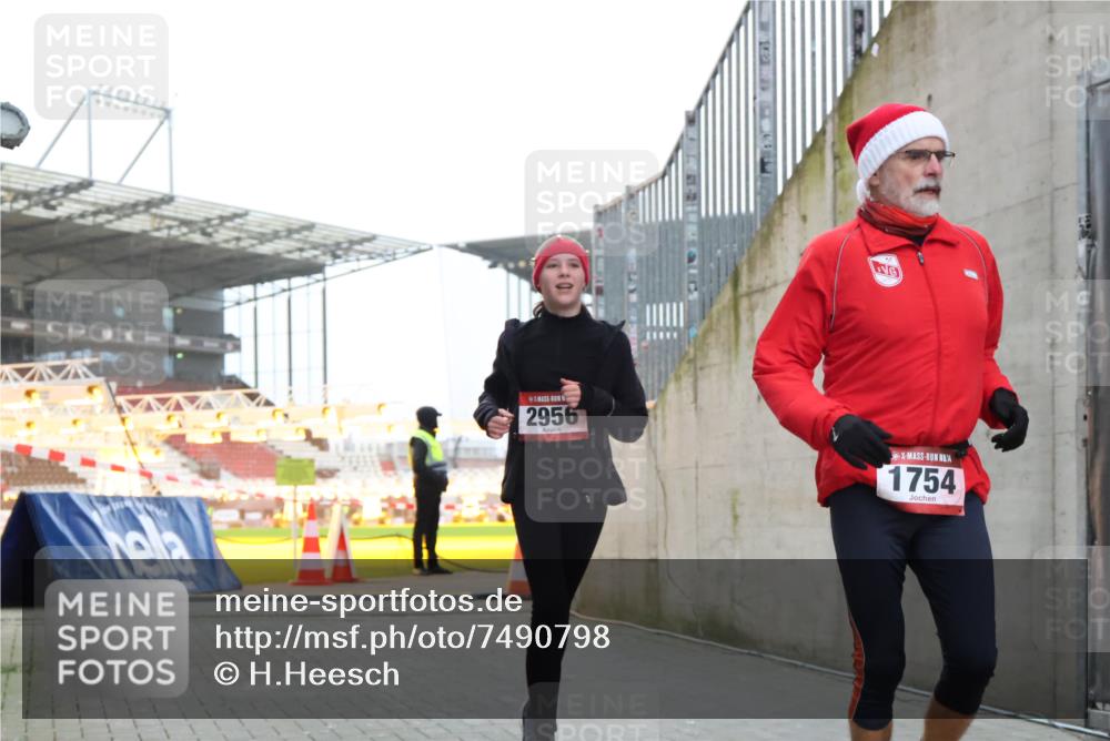 08.12.2024 - St. Pauli X-Mass-Run No. 14 H.Heesch http://msf.ph/oto/7490798 08.12.2024 09:57:06 Ziel 288, 1754, 2837, 2839, 2956, 3095, 1741, 1754, 2956, 3139 meine-sportfotos.de