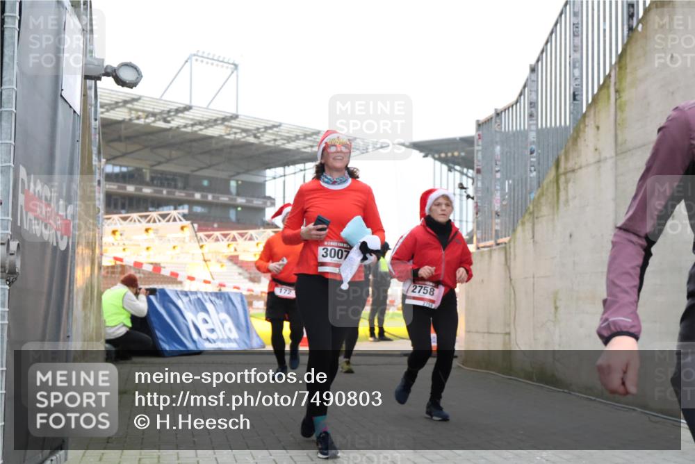 08.12.2024 - St. Pauli X-Mass-Run No. 14 H.Heesch http://msf.ph/oto/7490803 08.12.2024 10:04:55 Ziel 31, 89, 299, 595, 627, 634, 748, 791, 2380, 2382, 2383, 2485, 76, 172, 595, 748, 2485, 2758, 2937, 3007 meine-sportfotos.de