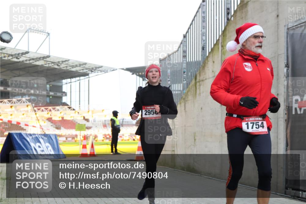 08.12.2024 - St. Pauli X-Mass-Run No. 14 H.Heesch http://msf.ph/oto/7490804 08.12.2024 09:57:06 Ziel 288, 1754, 2837, 2839, 2956, 3095, 1741, 1754, 2956, 3139 meine-sportfotos.de
