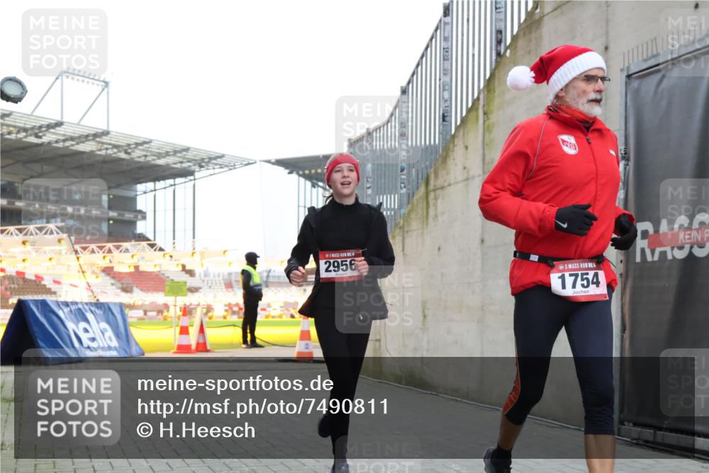 08.12.2024 - St. Pauli X-Mass-Run No. 14 H.Heesch http://msf.ph/oto/7490811 08.12.2024 09:57:07 Ziel 1754, 2837, 2839, 2956, 3095, 1741, 1754, 2956, 3139 meine-sportfotos.de