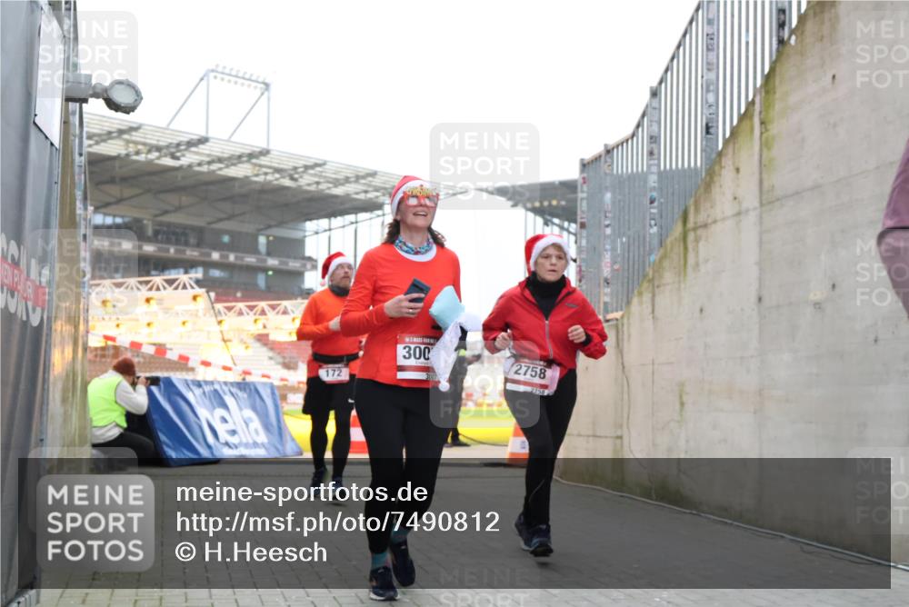 08.12.2024 - St. Pauli X-Mass-Run No. 14 H.Heesch http://msf.ph/oto/7490812 08.12.2024 10:04:55 Ziel 31, 89, 299, 595, 627, 634, 748, 791, 2380, 2382, 2383, 2485, 76, 172, 595, 748, 2485, 2758, 2937, 3007 meine-sportfotos.de