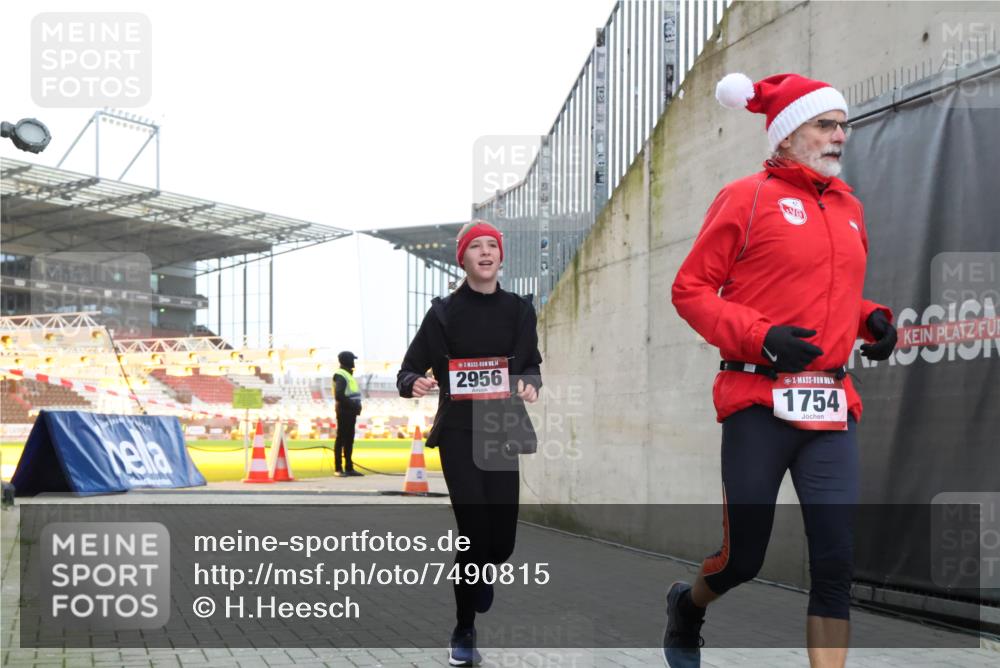 08.12.2024 - St. Pauli X-Mass-Run No. 14 H.Heesch http://msf.ph/oto/7490815 08.12.2024 09:57:07 Ziel 1754, 2837, 2839, 2956, 3095, 1741, 1754, 2956, 3139 meine-sportfotos.de