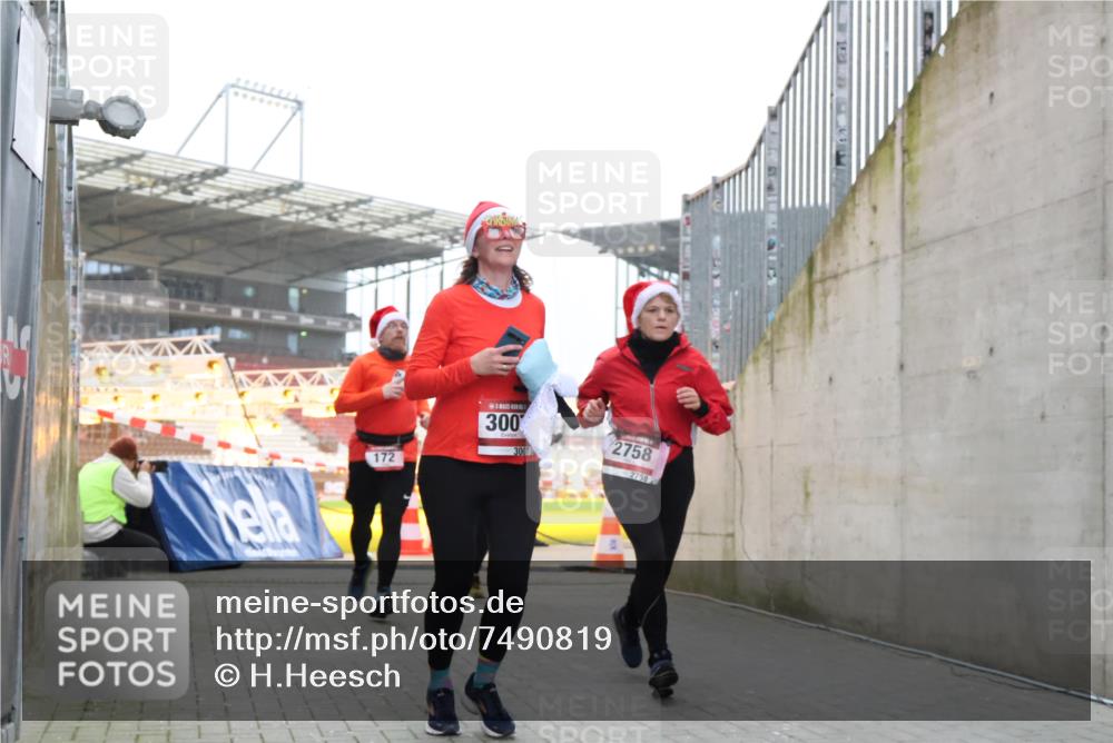 08.12.2024 - St. Pauli X-Mass-Run No. 14 H.Heesch http://msf.ph/oto/7490819 08.12.2024 10:04:55 Ziel 31, 89, 299, 595, 627, 634, 748, 791, 2380, 2382, 2383, 2485, 76, 172, 595, 748, 2485, 2758, 2937, 3007 meine-sportfotos.de