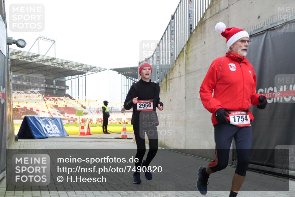 08.12.2024 - St. Pauli X-Mass-Run No. 14 H.Heesch http://msf.ph/oto/7490820 08.12.2024 09:57:07 Ziel 1754, 2837, 2839, 2956, 3095, 1741, 1754, 2956, 3139 meine-sportfotos.de