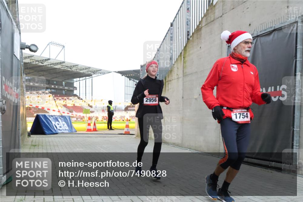 08.12.2024 - St. Pauli X-Mass-Run No. 14 H.Heesch http://msf.ph/oto/7490828 08.12.2024 09:57:07 Ziel 1754, 2837, 2839, 2956, 3095, 1741, 1754, 2956, 3139 meine-sportfotos.de