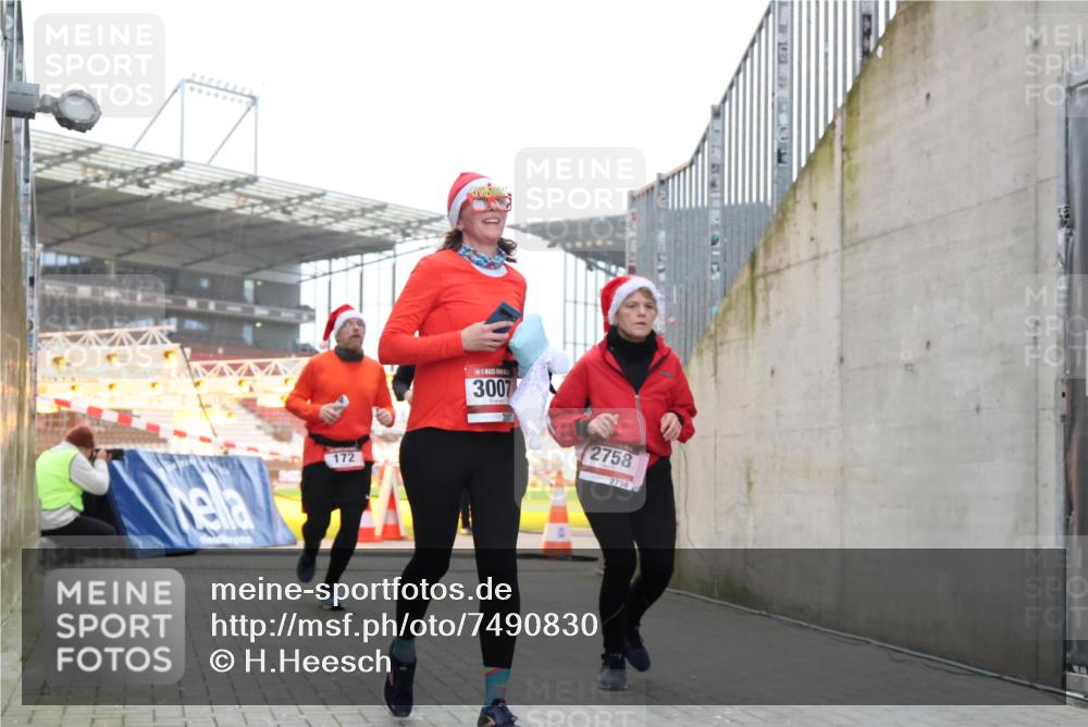08.12.2024 - St. Pauli X-Mass-Run No. 14 H.Heesch http://msf.ph/oto/7490830 08.12.2024 10:04:55 Ziel 31, 89, 299, 595, 627, 634, 748, 791, 2380, 2382, 2383, 2485, 76, 172, 595, 748, 2485, 2758, 2937, 3007 meine-sportfotos.de