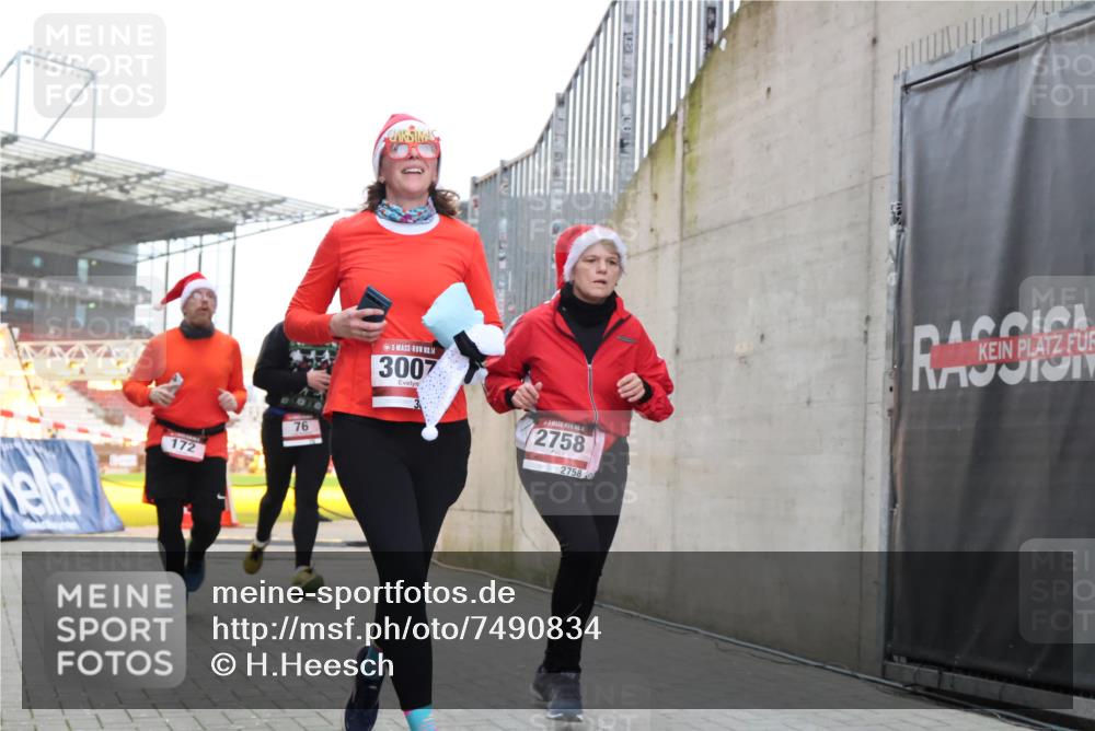08.12.2024 - St. Pauli X-Mass-Run No. 14 H.Heesch http://msf.ph/oto/7490834 08.12.2024 10:04:56 Ziel 299, 595, 627, 634, 748, 791, 2380, 2382, 2383, 2485, 2758, 3007, 76, 172, 595, 748, 2485, 2758, 2937, 3007 meine-sportfotos.de