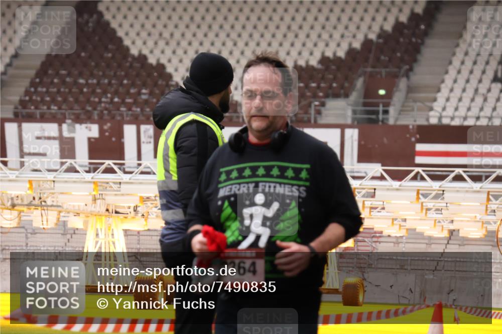 08.12.2024 - St. Pauli X-Mass-Run No. 14 Yannick Fuchs http://msf.ph/oto/7490835 08.12.2024 10:41:54 Ziel 1438, 1440, 2364, 2625, 3230, 3427, 3436 meine-sportfotos.de