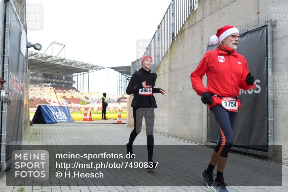 08.12.2024 - St. Pauli X-Mass-Run No. 14 H.Heesch http://msf.ph/oto/7490837 08.12.2024 09:57:07 Ziel 1754, 2837, 2839, 2956, 3095, 1741, 1754, 2956, 3139 meine-sportfotos.de