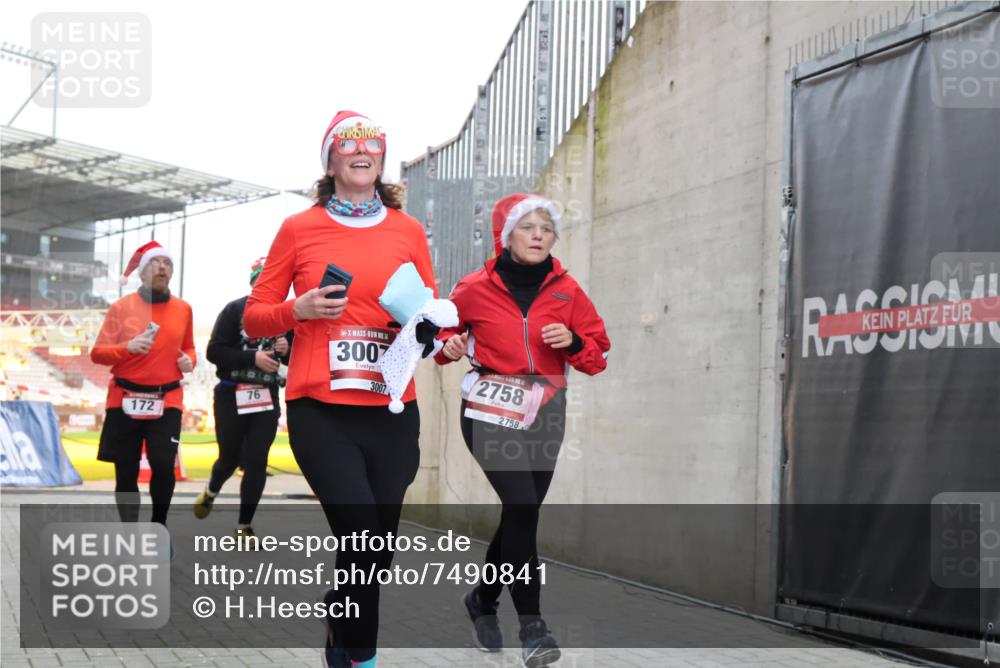 08.12.2024 - St. Pauli X-Mass-Run No. 14 H.Heesch http://msf.ph/oto/7490841 08.12.2024 10:04:56 Ziel 299, 595, 627, 634, 748, 791, 2380, 2382, 2383, 2485, 2758, 3007, 76, 172, 595, 748, 2485, 2758, 2937, 3007 meine-sportfotos.de