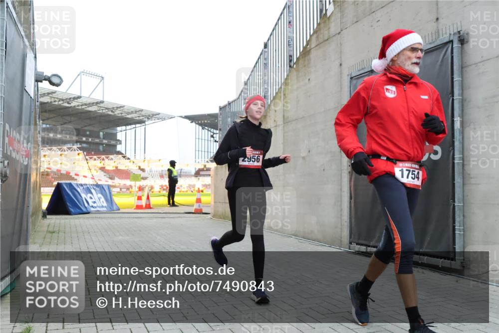 08.12.2024 - St. Pauli X-Mass-Run No. 14 H.Heesch http://msf.ph/oto/7490843 08.12.2024 09:57:07 Ziel 1754, 2837, 2839, 2956, 3095, 1741, 1754, 2956, 3139 meine-sportfotos.de