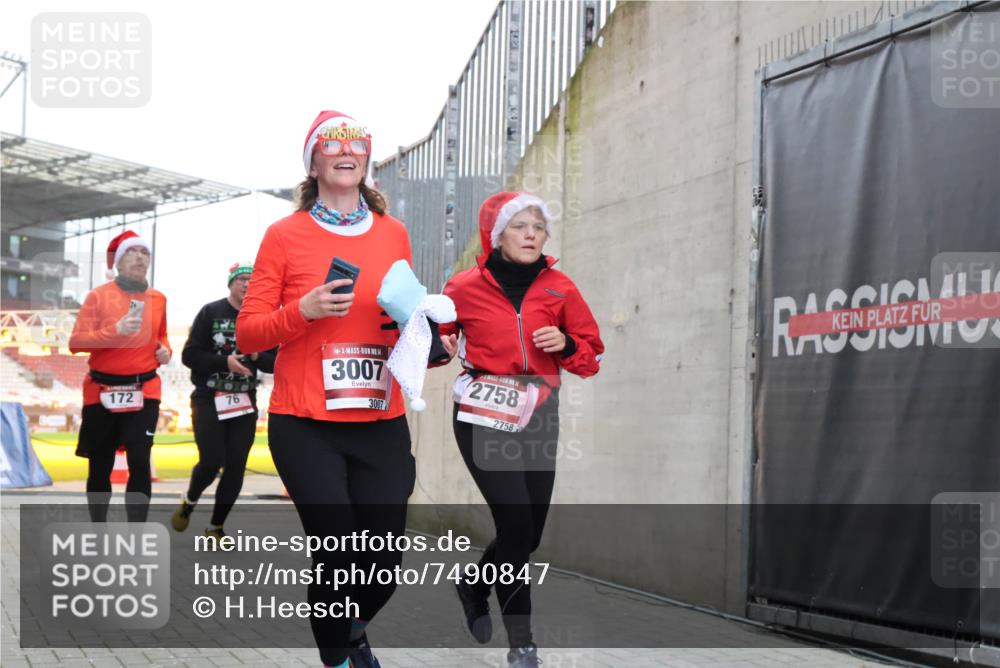 08.12.2024 - St. Pauli X-Mass-Run No. 14 H.Heesch http://msf.ph/oto/7490847 08.12.2024 10:04:56 Ziel 299, 595, 627, 634, 748, 791, 2380, 2382, 2383, 2485, 2758, 3007, 76, 172, 595, 748, 2485, 2758, 2937, 3007 meine-sportfotos.de