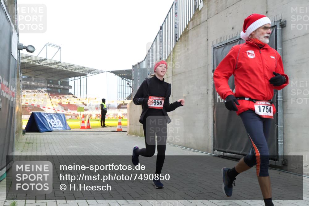 08.12.2024 - St. Pauli X-Mass-Run No. 14 H.Heesch http://msf.ph/oto/7490850 08.12.2024 09:57:07 Ziel 1754, 2837, 2839, 2956, 3095, 1741, 1754, 2956, 3139 meine-sportfotos.de