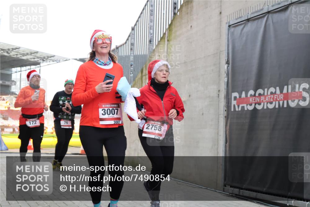 08.12.2024 - St. Pauli X-Mass-Run No. 14 H.Heesch http://msf.ph/oto/7490854 08.12.2024 10:04:56 Ziel 299, 595, 627, 634, 748, 791, 2380, 2382, 2383, 2485, 2758, 3007, 76, 172, 595, 748, 2485, 2758, 2937, 3007 meine-sportfotos.de
