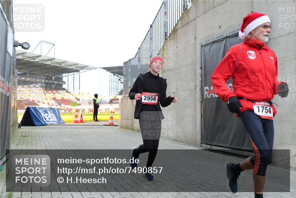 08.12.2024 - St. Pauli X-Mass-Run No. 14 H.Heesch http://msf.ph/oto/7490857 08.12.2024 09:57:07 Ziel 1754, 2837, 2839, 2956, 3095, 1741, 1754, 2956, 3139 meine-sportfotos.de