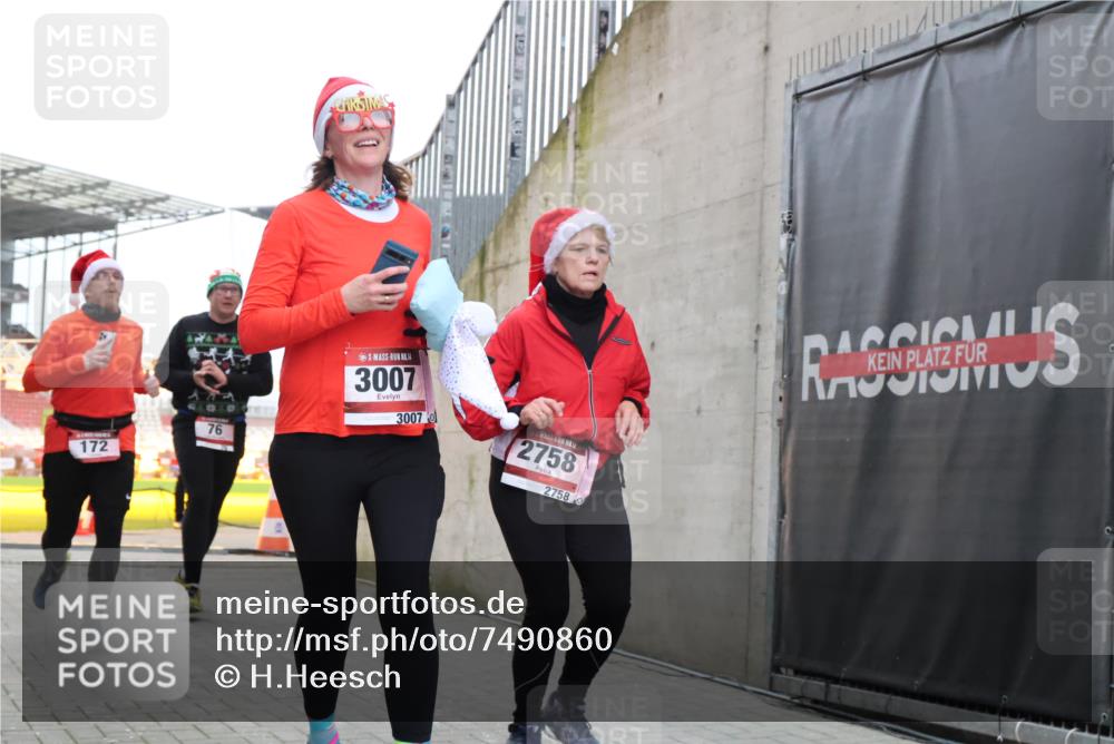 08.12.2024 - St. Pauli X-Mass-Run No. 14 H.Heesch http://msf.ph/oto/7490860 08.12.2024 10:04:56 Ziel 299, 595, 627, 634, 748, 791, 2380, 2382, 2383, 2485, 2758, 3007, 76, 172, 595, 748, 2485, 2758, 2937, 3007 meine-sportfotos.de