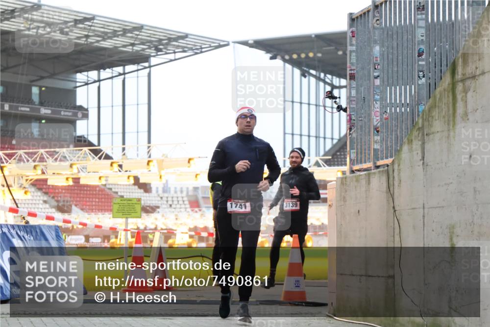 08.12.2024 - St. Pauli X-Mass-Run No. 14 H.Heesch http://msf.ph/oto/7490861 08.12.2024 09:57:10 Ziel 1754, 2956, 3095, 364, 384, 420, 1741, 3139 meine-sportfotos.de